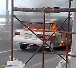¡ARDE TAXI EN EL BULEVAR!