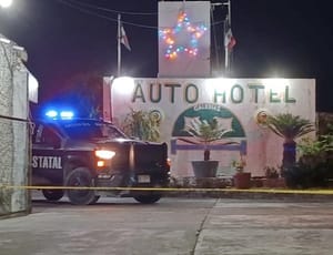 ¡MUJER ASESINADA A BALAZOS EN AUTO HOTEL DE TUXPAN!