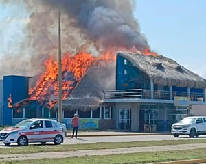 ¡CRIMINALES QUEMAN RESTAURANTE “EL CALAMAR” EN COATZACOALCOS!