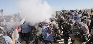 ¡USAN GASES EN PROTESTA POR LA DETENCIÓN DE NIÑO DE CINCO AÑOS!