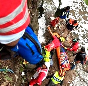 ¡AUTO “VOLÓ” Y CAYÓ A BARRANCO EN CUITLÁHUAC DEJANDO TRES HERIDOS!