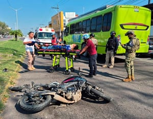 ¡MOTOCICLISTA ACABÓ FRACTURADO AL REBASAR CAMIÓN DE PASAJE!