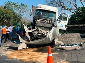 ¡TRAILER DESTROZADO EN CARRETERAZO!
