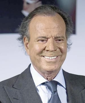 ¡ACUSAN EX TRABAJADORAS A JULIO IGLESIAS POR AGRESIÓN SEXUAL!