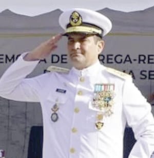 ¡QUIERE SEGUIR EN LA MARINA VICEALMIRANTE HUACHICOLERO!