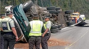 ¡VOLCÓ TRÁILER EN LA AUTOPISTA PUEBLA–ORIZABA!