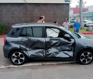¡AUTOBÚS ULÚA Y AUTO SE DAN TRANCAZO EN MIGUEL ALEMÁN!