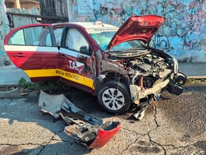 ¡CAMIÓN DE LA PEPSI ARROLLÓ Y DESTROZÓ TAXI!