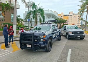 ¡CHOCAN CAMIONETAS OFICIALES EN EL BULEVAR FRENTE A LA NÁUTICA!