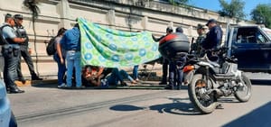 ¡MUJER MOTOCICLISTA SE IMPACTÓ CONTRA CAMIONETA DE CARGA!