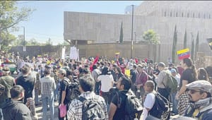 ¡PROTESTAN EN LA EMBAJADA DE EU EN MÉXICO POR LA CAPTURA DE NICOLÁS MADURO!