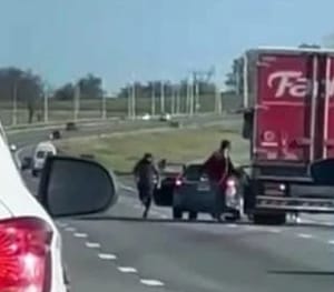 ¡“PIRATAS DEL ASFALTO” ROBAN UN AUTOMÓVIL EN UN ASALTO!