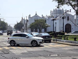 ¡CHOCAN CAMIONETAS A UNOS METROS DE BARRIO DE LA HUACA!