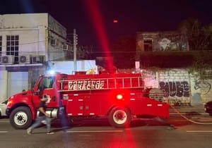 ¡PRENDEN FUEGO A CASA ABANDONADA EN EL CENTRO!