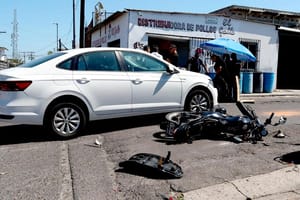 ¡“JINETE DE ACERO” CHOCÓ CON AUTOMÓVIL EN ALCOCER Y CALLE 14!