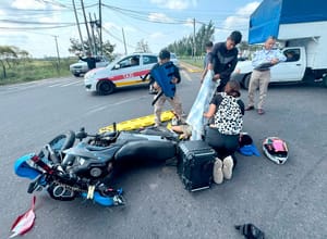¡MADRE E HIJO SALEN ‘VOLANDO’ DE LA MOTO IMPACTADOS POR CAMIONETA!