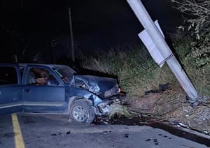 ¡CAMIONETA SILVERADO SE IMPACTÓ CONTRA POSTE DE LUZ!