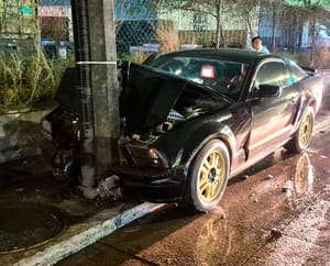 ¡ESTRELLÓ MUSTANG CONTRA UN POSTE EN PUERTO SECO!