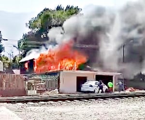 ¡PERDIERON SU CASA EN VORAZ INCENDIO!