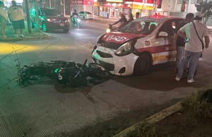 ¡SE DAN TREMENDO TRANCAZO MOTORIZADO CONTRA UN TAXI!
