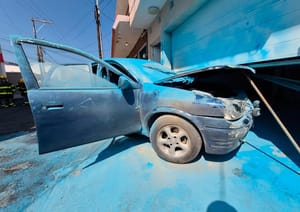 ¡SE PRENDE AUTO Y SE ESTRELLA CONTRA PORTÓN!