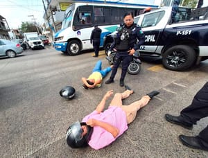 ¡CAMIONETÓN DERRIBÓ A PAREJA DE MOTOCICLISTAS!