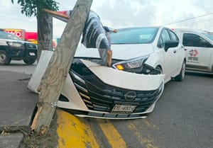 ¡AUTO JAPONÉS COLISIONA CONTRA POSTE EN TORRENTES!