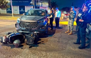 ¡SE EQUIVOCA DE PEDAL Y TERMINA IMPACTANDO DOS MOTOCICLETAS!