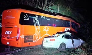 ¡CARRETERAZO: 2 MUERTOS! - AUTOBUS ‘AU’ EMBISTIO UN AUTO CON SALDO DE DOS MUERTOS Y UNA MUJER HERIDA