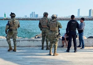 ¡PESCADOR RESCATO A PAPÁ E HIJO DE MORIR AHOGADOS! - ESTABAN SIENDO ARRASTRADOS POR LA CORRIENTE EN LA DESEMBOCADURA DEL JAMAPA