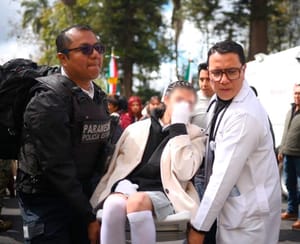 ¡DESMAYADOS! - EN EL ACTO DE BANDERA