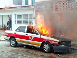 ¡SE INCENDIA TAXI POR CHISPAZO EN EL MOTOR!