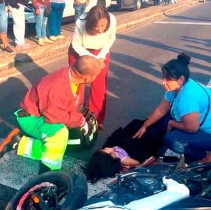 ¡MUJER Y SU HIJA ARROLLADAS POR MOTOCICLISTA EN CARRETERA BOCA DEL RÍO-PASO DEL TORO!