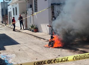 ¡VECINOS QUEMAN MOTO DE LOS “ROBA-CABLES”!