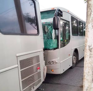 ¡COLISIONAN POR ALCANCE DOS CAMIONES DE LA MARINA!