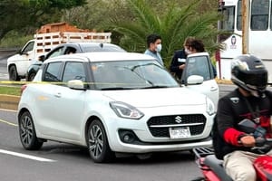 ¡MUJER MURIÓ POR INFARTO DENTRO DE AUTOMÓVIL!