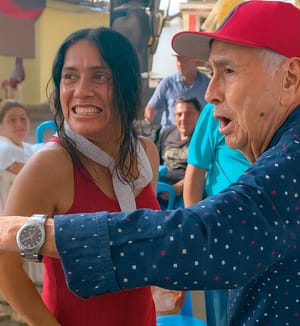 ¡SALMA HAYEK SE AVIENTA UN CUMBIÓN EN LOS TUXTLAS! - EN PISTA DE TIERRA