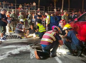 ¡SE LE ATORÓ LA PIERNA EN ALCANTARILLA EN EL ÚLTIMO DESFILE DEL CARNAVAL!