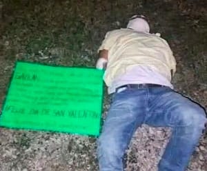 ¡DEJAN CADÁVER EN LA AUTOPISTA Y CON MENSAJE PARA EL DIRECTOR TRÁNSITO DE CÓRDOBA!