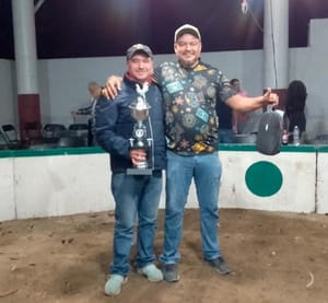 ¡ANIMALISTAS VS. DIRECTOR DE GANADERÍA! - *Piden sanción por participar en peleas de gallos