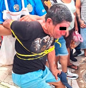 ¡LOCATARIOS DEL MERCADO SOMETEN A “COCHINÓN”!