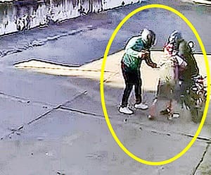 ¡GOLPEAN A ABUELITA PARA ROBARLE EL BOLSO!