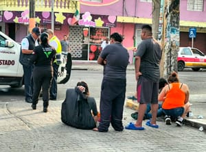 ¡JOVENES DE XALAPA EMBESTIDOS POR TAXI!