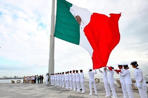 ¡ENTREGAN 231 BANDERAS! - *Rosa María se las dio a las escoltas de escuelas jarochas