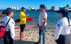 ¡ALERTAN A BAÑISTAS EVITAR NADAR CERCA DE LAS ESCOLLERAS!