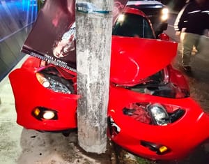 ¡SE IMPACTA MAZDA CONTRA POSTE DE CFE EN JARDINES DE MOCAMBO!