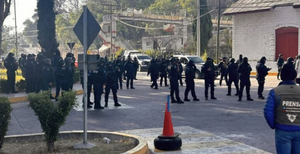 ¡EN OPERATIVO EN PLANTA DE CRUZ AZUL LANZAN EXPLOSIVO CONTRA REPORTERA Y POLICÍAS AGREDEN A COMUNICADOR!