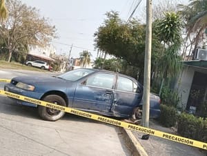 ¡ACABA LA PARRANDA CHOCANDO CONTRA POSTE Y SE PELA!