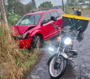¡CONDUCTOR TERMINA PASEO ESTRELLÁNDOSE CON UN POSTE!
