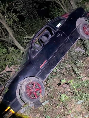 ¡DEJA 2 HERIDOS AUTO QUE CAYÓ A UN BARRANCO!